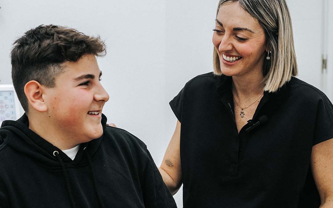 Dentista especializado en tratamientos para niños