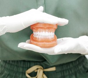 La doctora Ángela Ferrández sosteniendo un molde de dentadura