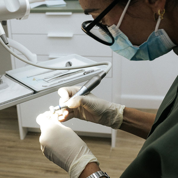 Imagen de la doctora Ángela Ferrández en un tratamiento de endodoncia de Almoradí