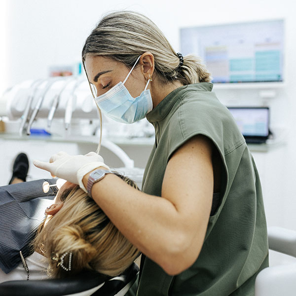 Doctora Ángela Ferrández planteando un tratamiento de periodoncia